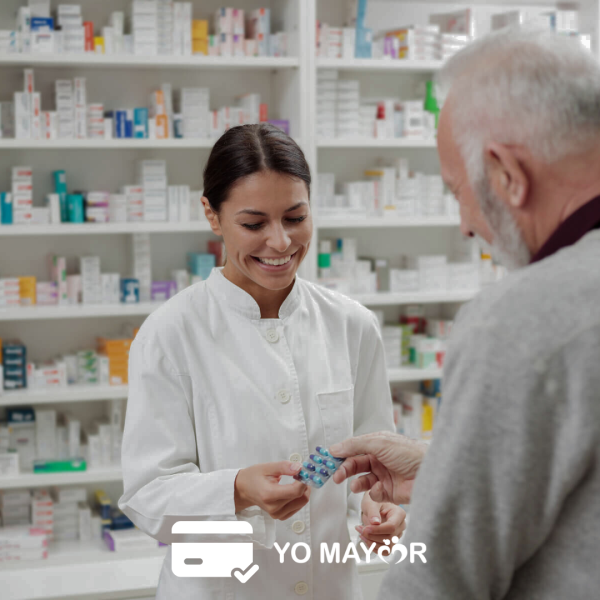 Farmacéutica atendiendo a un socio de Tarjeta Yo Mayor