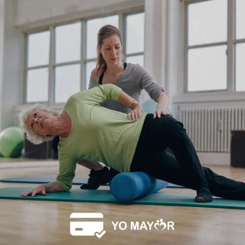 Adulta mayor realizando un ejercicio de kinesiología preventiva junto a una profesional